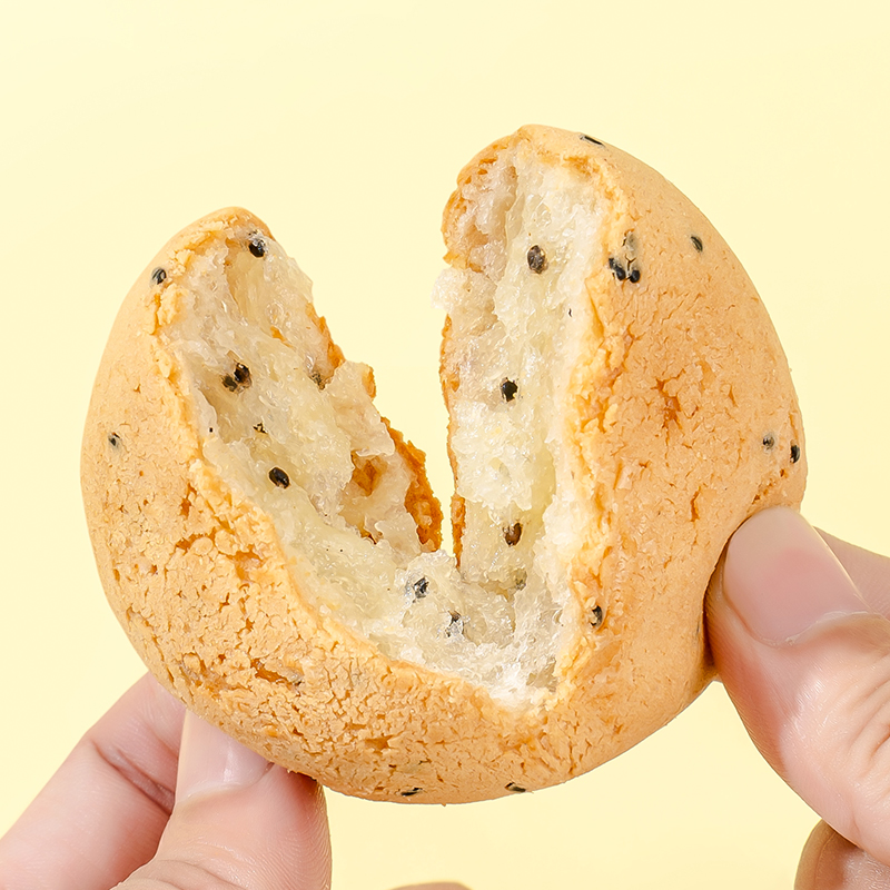 麻薯面包，軟糯外皮 Q 彈有嚼勁，輕咬瞬間微微回彈。內部中空輕盈，可填充多種