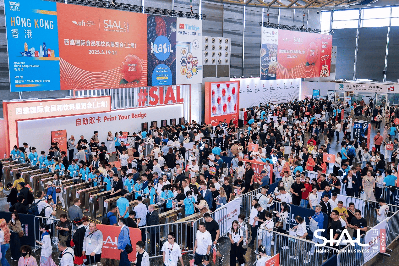 <img src="sial-shanghai-exhibition-entrance-hall.jpg" alt="SIAL China Shanghai exhibition entrance hall featuring self-service badge printing area and large crowds of professional visitors">