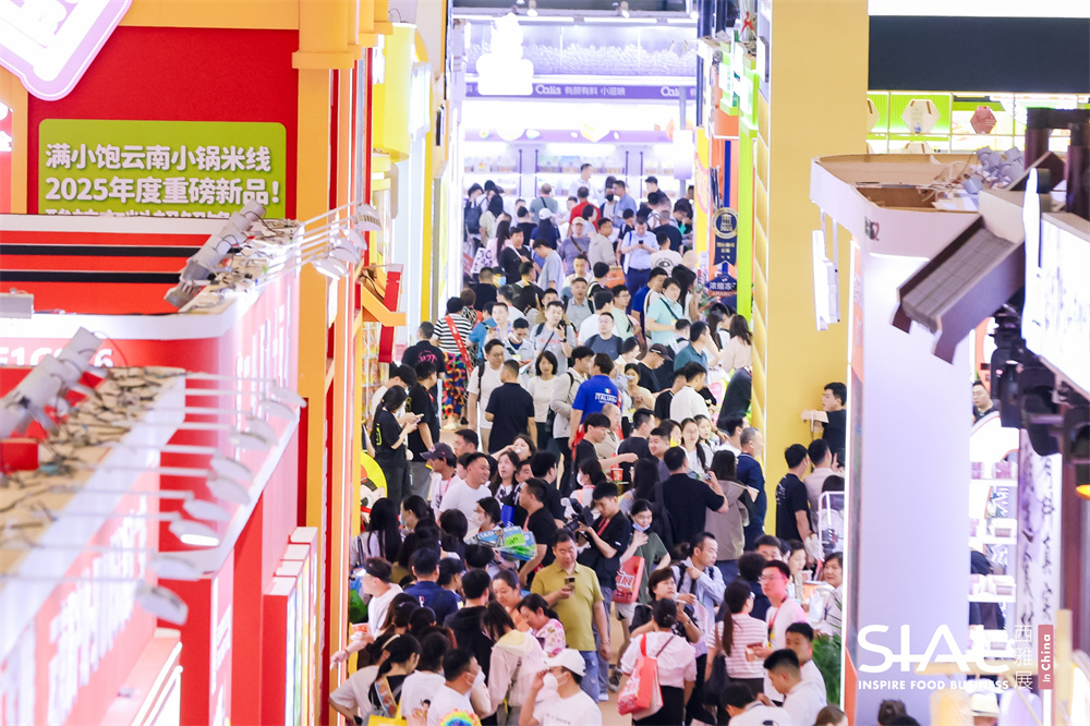 <img src="sial-shanghai-2026-crowded-aisle.jpg" alt="Crowded aisles at SIAL Shanghai 2026 exhibition featuring various food brand booths">