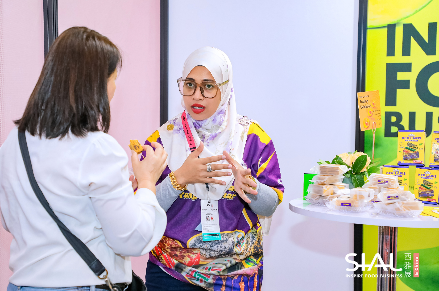 An exhibitor introducing products to a buyer at SIAL Elite Hour