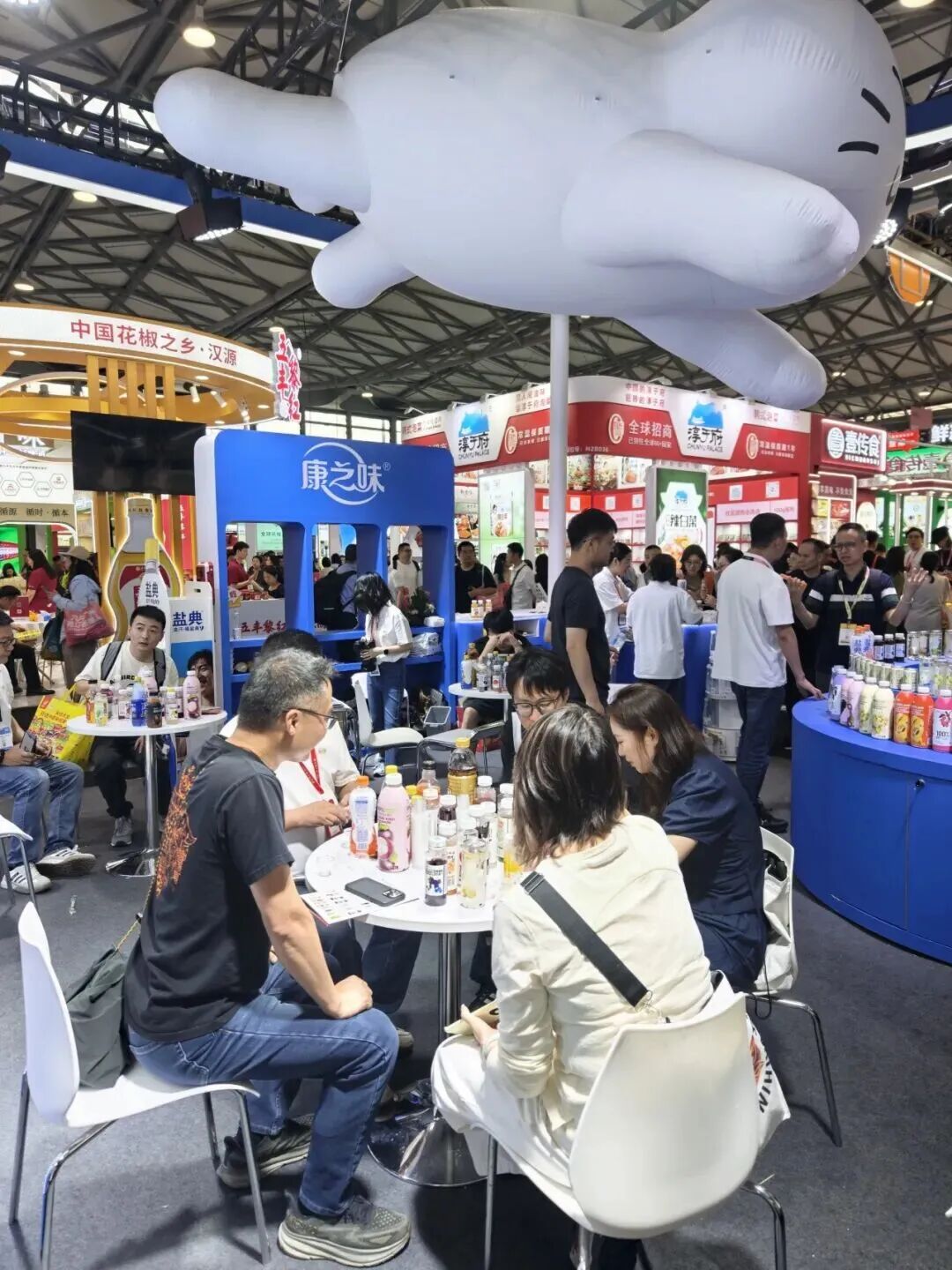 從“健康成分黨”到“減壓微醺潮”，在西雅展上看2026茶飲消費新風向